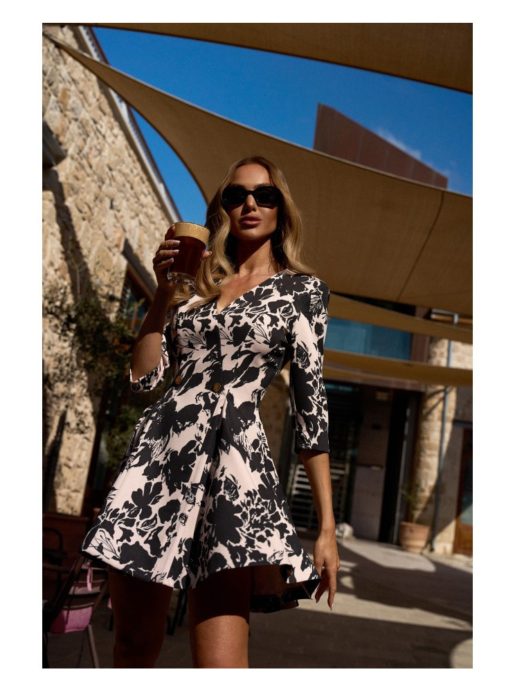 M849 Figūrą pabrėžianti mini suknelė su raštu - spalva