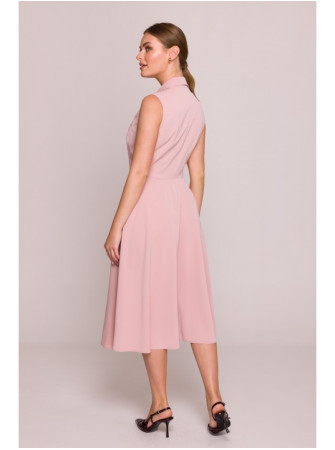 S409 Prigludusi ir platėjanti marškinių tipo suknelė - pudros