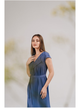 S411 Besiūlė suknelė su raukiniu prie kaklo - mėlyna