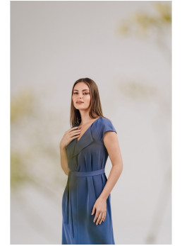 S411 Besiūlė suknelė su raukiniu prie kaklo - mėlyna