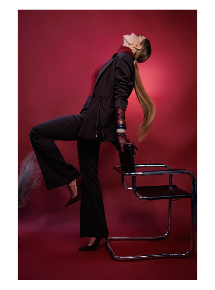 M873 Prigludusio silueto švarkas - ruda