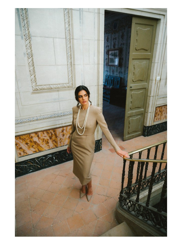 S412 Pieštuko silueto suknelė su dekoratyviniais pečiais - smėlio