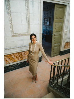 S412 Pieštuko silueto suknelė su dekoratyviniais pečiais - smėlio