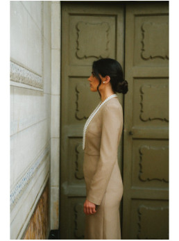 S412 Pieštuko silueto suknelė su dekoratyviniais pečiais - smėlio