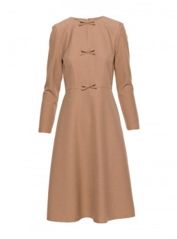 S413 Liemenį pabrėžianti suknelė su kaspinėliais - smėlio