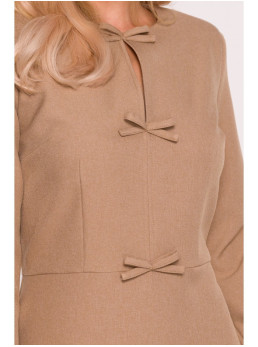 S413 Liemenį pabrėžianti suknelė su kaspinėliais - smėlio