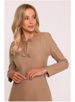 S413 Liemenį pabrėžianti suknelė su kaspinėliais - smėlio