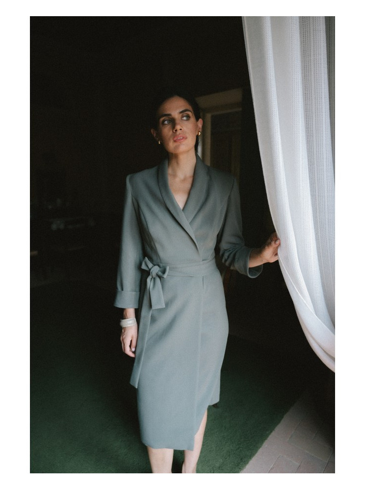 S415 Marškininė suknelė su juosmens dirželiu - chaki