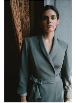 S415 Marškininė suknelė su juosmens raišteliu - chaki