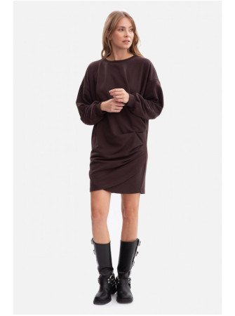 B298 Megzta suknelė su klostėmis šone - dark chocolate