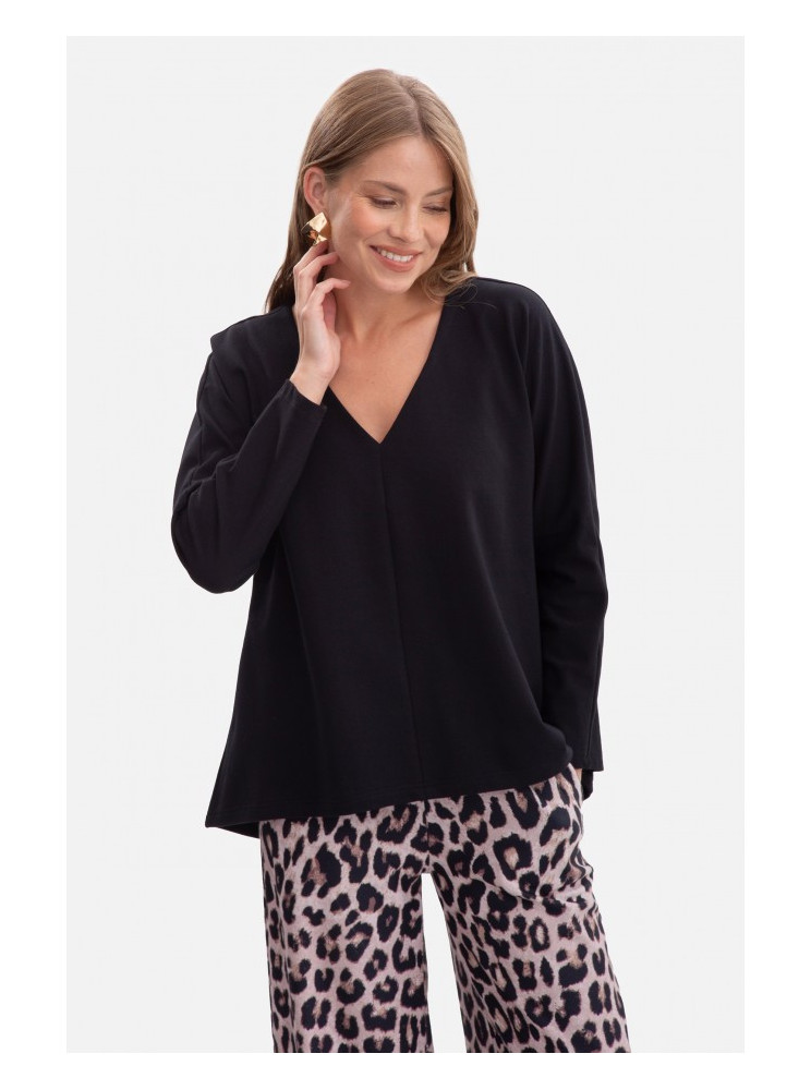 B304 Megztinis su V formos iškirpte - juoda