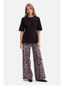 B305 Megzta palaidinė su baskute - juoda