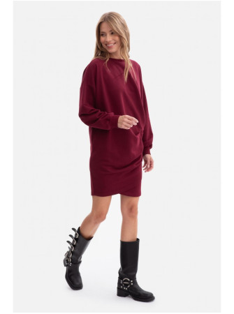 B298 Megzta suknelė su klostėmis šone - bordo
