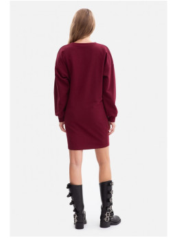 B298 Megzta suknelė su klostėmis šone - bordo