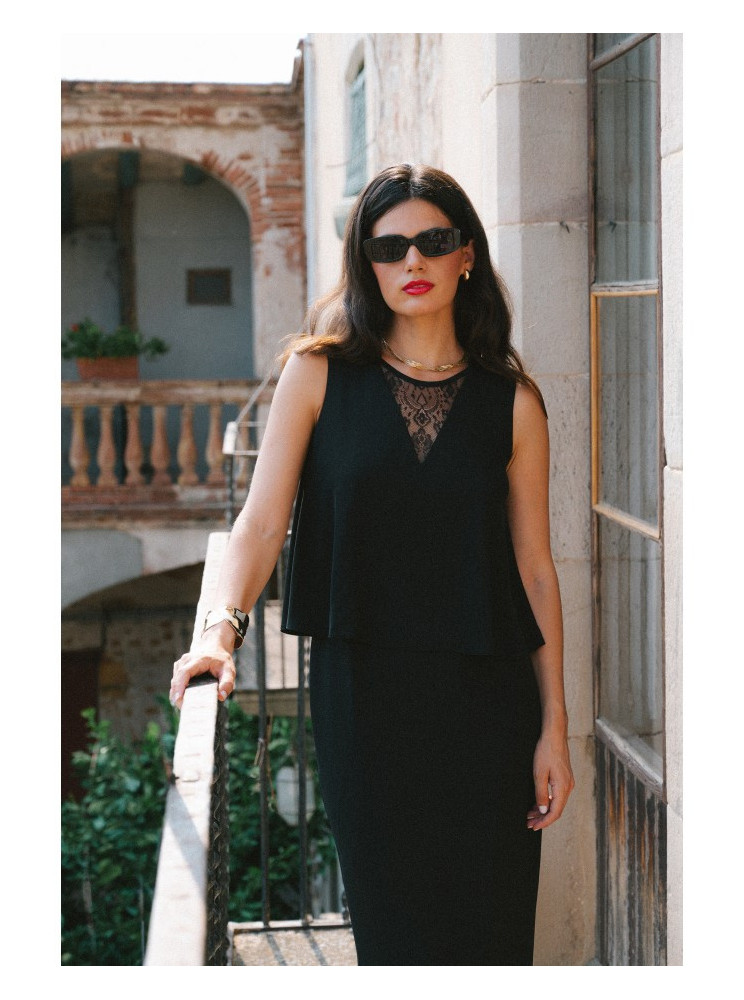 S422 Suknelė su nėrinių intarpu - juoda