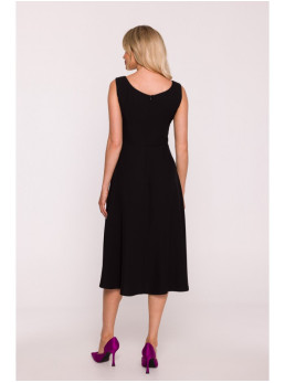 S424 Priglundanti ir platėjanti suknelė - juoda