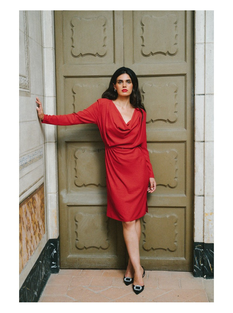 S428 Suknelė su krentančia apykakle - raudona