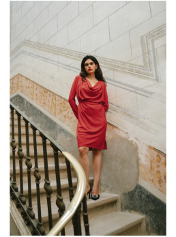 S428 Suknelė su krentančia apykakle - raudona