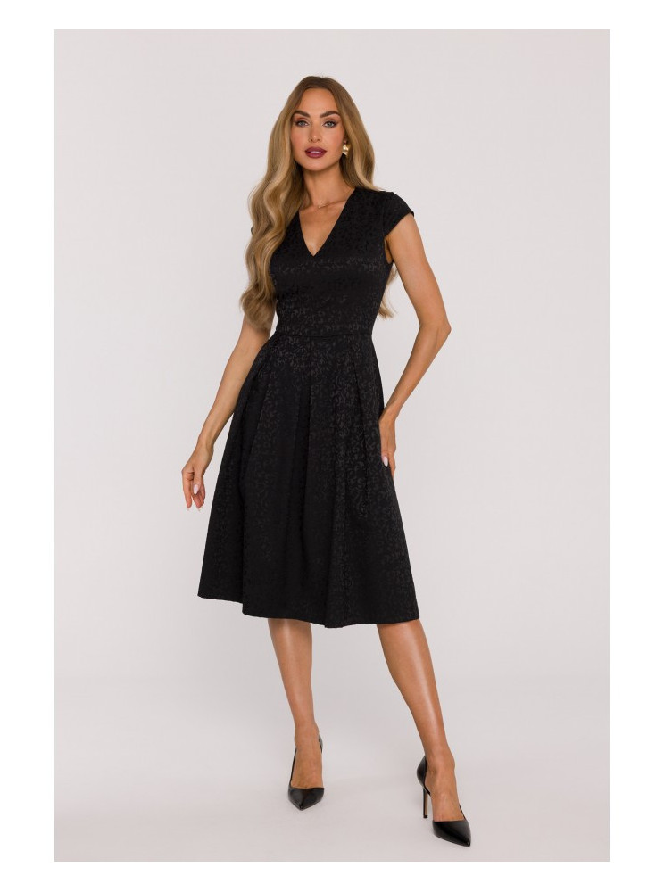 M892 Prigludusi ir platėjanti suknelė su klostėmis - juoda