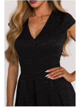 M892 Priglundanti ir platėjanti suknelė su klostėmis - juoda