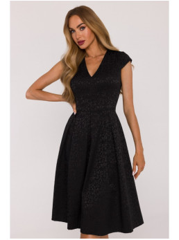 M892 Prigludusi ir platėjanti suknelė su klostėmis - juoda
