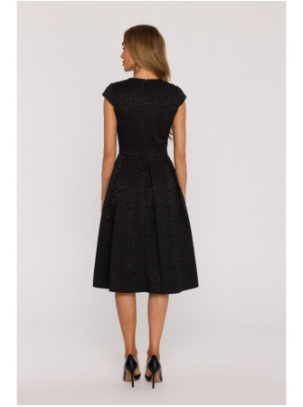 M892 Prigludusi ir platėjanti suknelė su klostėmis - juoda