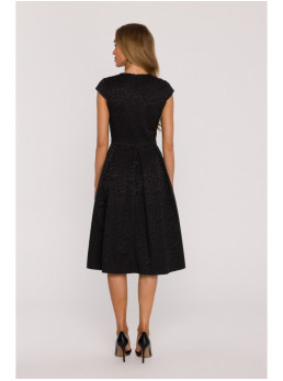 M892 Priglundanti ir platėjanti suknelė su klostėmis - juoda