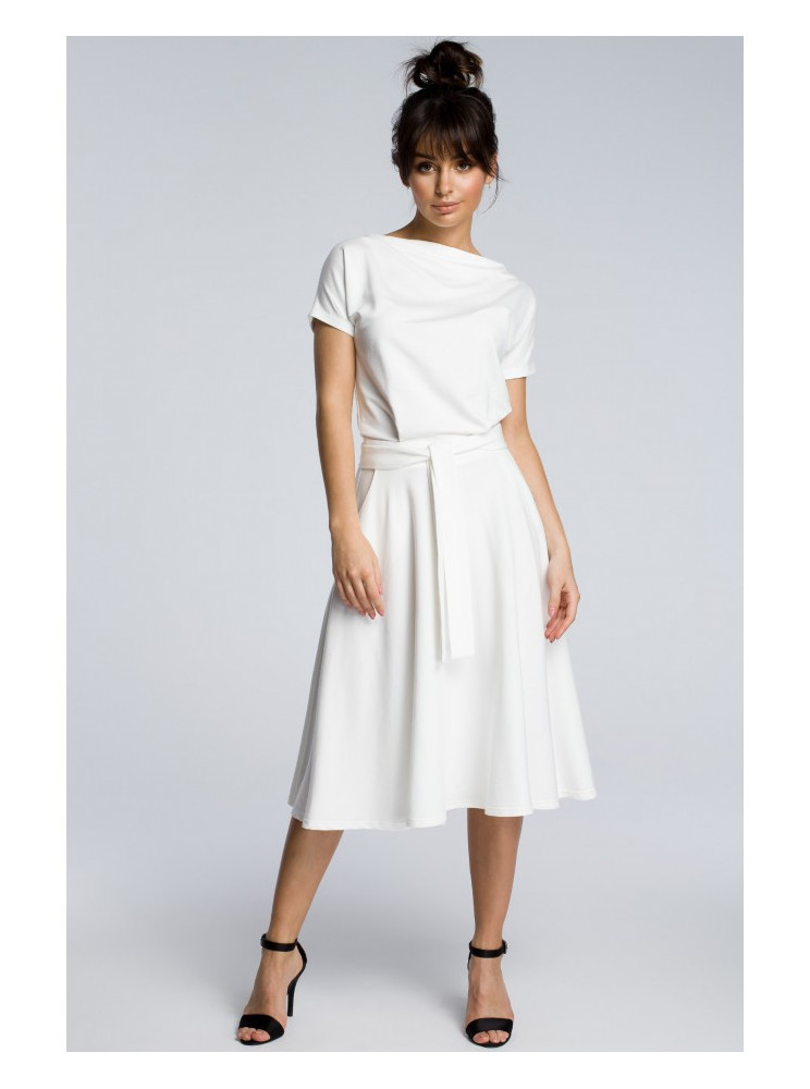 B067 Plazdančio silueto suknelė - nebalinta