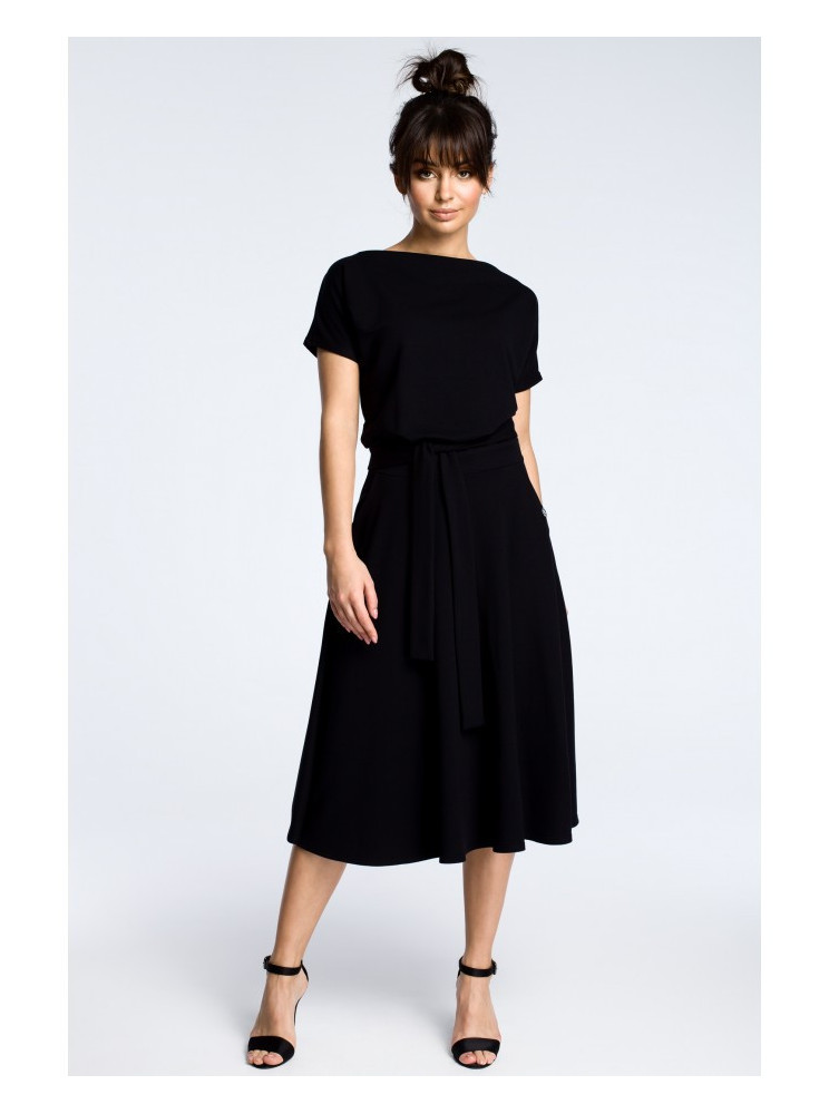 B067 Plazdančio silueto suknelė - juoda