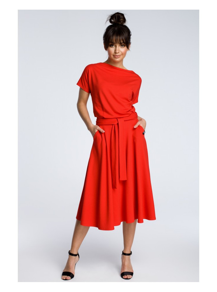 B067 Plazdančio silueto suknelė - raudona
