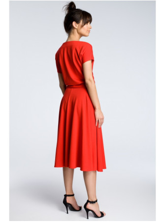 B067 Plazdančio silueto suknelė - raudona