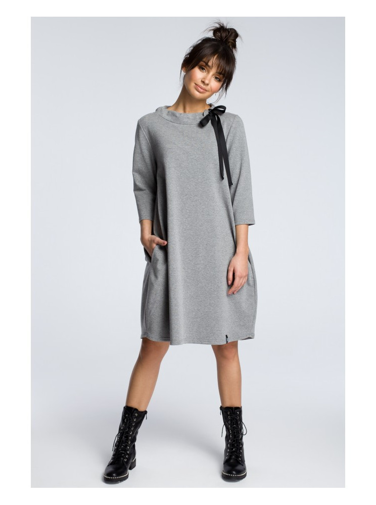 B070 Didelė suknelė su raišteliu - pilka