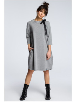 B070 Didelė suknelė su raišteliu - pilka