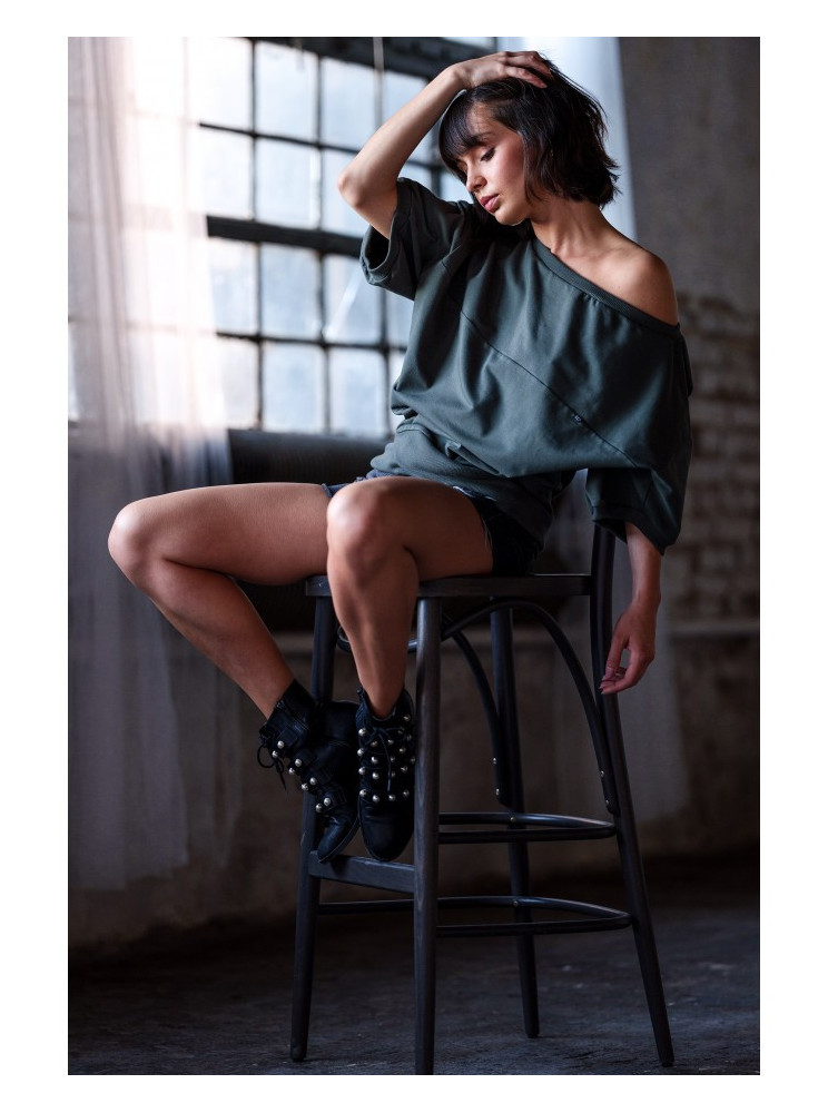 B079 Didelė palaidinė su užsegamu priekiu - military green