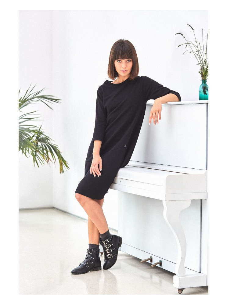 B083 Didelė suknelė su kišene priekyje - juoda