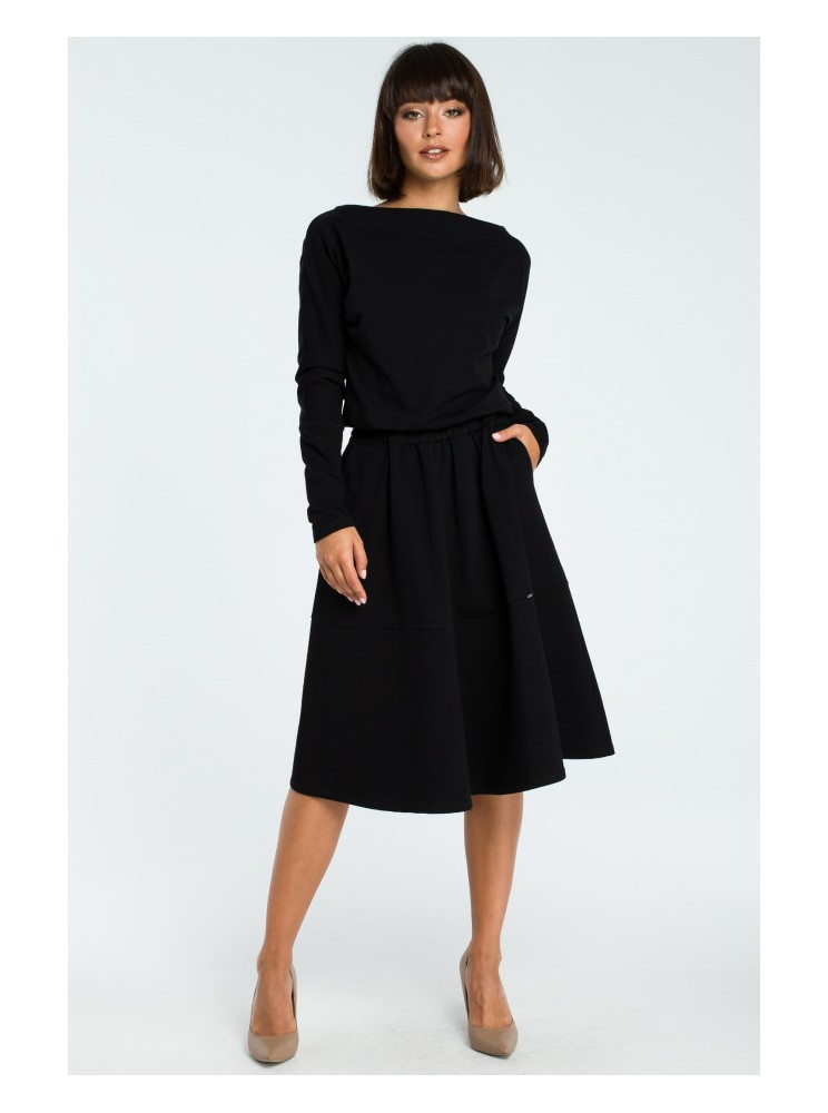 B087 Figūrą pabrėžianti midi suknelė - juoda