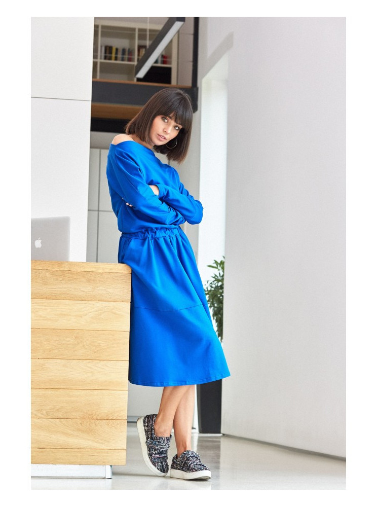 B087 Prigludusi ir platėjanti midi suknelė - karališka mėlyna