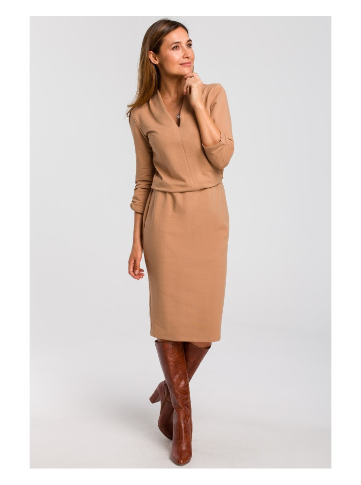 S194 Megzta suknelė su V formos iškirpte - kapučino