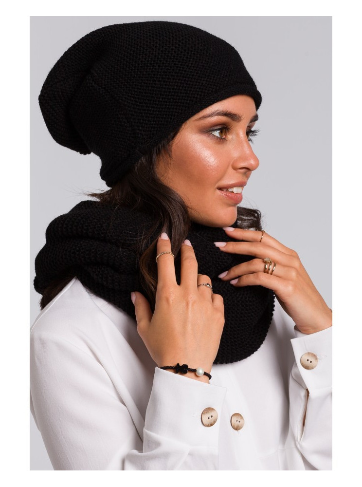 BK044 Juoda smulkinto mezgimo kepurė - juoda