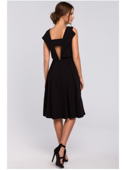 .K005 Priglundanti ir platėjanti suknelė atvira nugara - juoda