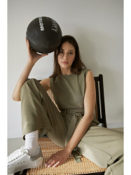 B256 Kombinezonas be rankovių su kišenėmis - alyvuogių spalvos