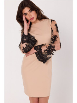 K182 Suknelė su platėjančiomis gipiūro rankovėmis - smėlio spalvos