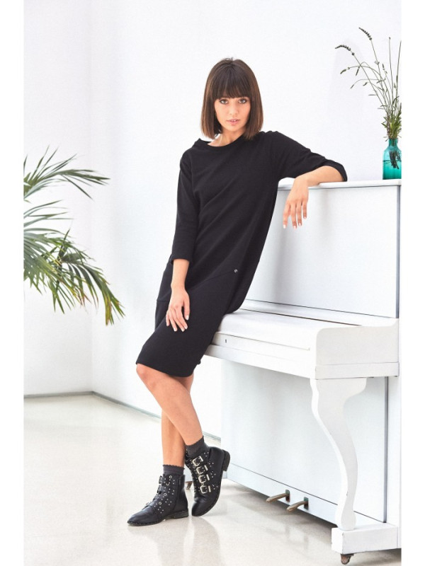 B083 Oversized dress with a front pocket - black