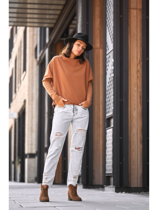 B094 Oversized top with a back V-neck - caramel