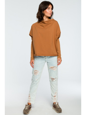 B094 Oversized top with a back V-neck - caramel