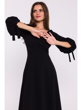 S383 Flared dress with puff sleeves - black
